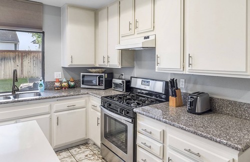 Northwood House | Spacious 4 Bedroom Home, close to Parks !