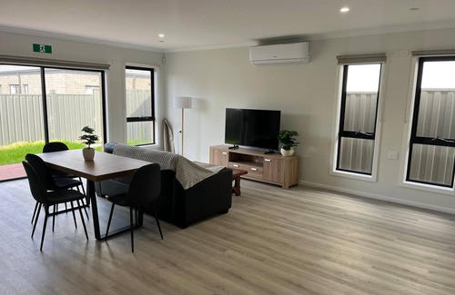 Mambourin House | Spacious 4-bedroom house with WiFi, AC in tranquil Werribee