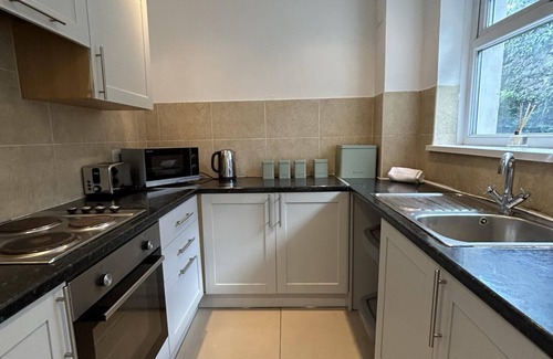 Castle House | Spacious 4 Bedroom House - Central & Pet Friendly