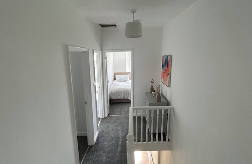Castle House | Spacious 4 Bedroom House - Central & Pet Friendly