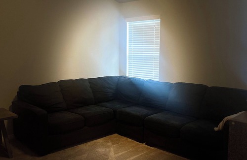 Universal City House | Spacious 4-bedroom house with WiFi and AC in cool Converse