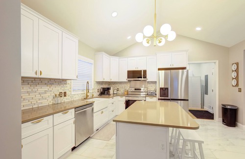 Hartford House | Spacious 4-bedroom house near Schafer Lake minutes off I-94. High Speed Wi-Fi.