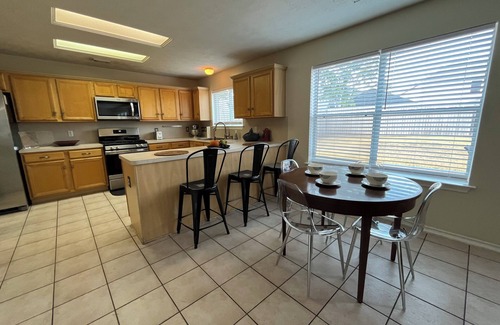 Tomball House | Spacious 4-bedroom house in charming Tomball with lots of space, and fast WiFi