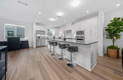 Irvine Business Complex House | Spacious 4-bedroom house in lovely Irvine with WiFi, AC