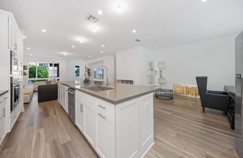 Irvine Business Complex House | Spacious 4-bedroom house in lovely Irvine with WiFi, AC