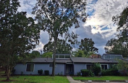 McAlpine Apartment | Spacious 4-bedroom Mid Century Modern Condo Furnished All-Inclusive Sleeps 7