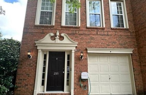 Atlanta House | Spacious 4-bedroom townhome with AC and WiFi in charming Smyrna