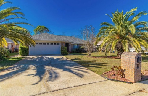Gulf Breeze House | Spacious 4-bedroom house with Heated Pool in Gulf Breeze