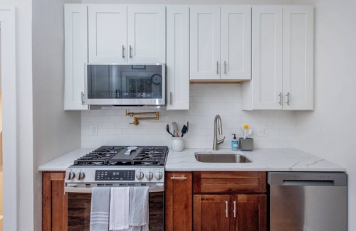 Bryn Mawr House | Spacious 4-bedroom 2-bathroom house in charming Minneapolis neighborhood