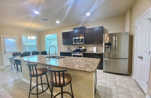 San Antonio House | Spacious 4-bedroom house with WiFi and AC in charming San Antonio LAF graduation