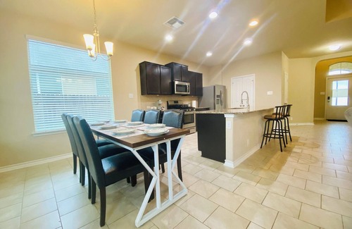 San Antonio House | Spacious 4-bedroom house with WiFi and AC in charming San Antonio LAF graduation