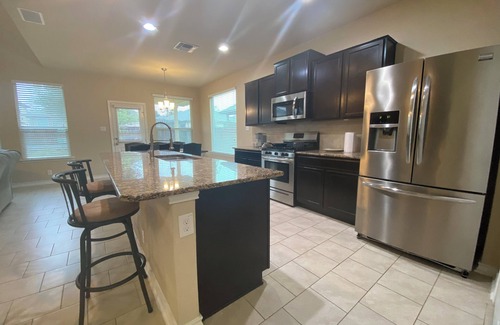 San Antonio House | Spacious 4-bedroom house with WiFi and AC in charming San Antonio LAF graduation