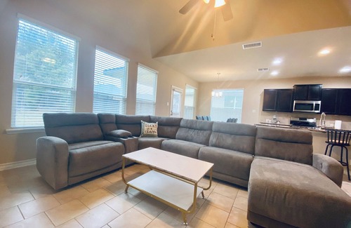 San Antonio House | Spacious 4-bedroom house with WiFi and AC in charming San Antonio LAF graduation