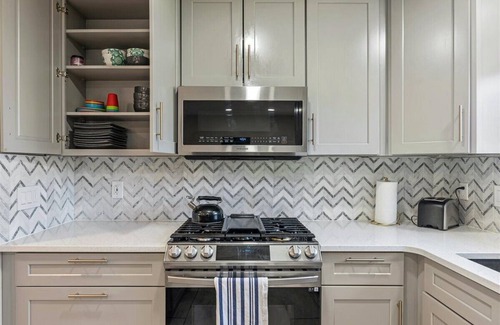 West Jordan House | Spacious 4 Bedroom/2 Bath home/WiFi/Garage Parking/Backyard/Beautiful Kitchen