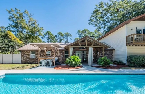 Bluffton House | Spacious 4 bedroom w/pool, Guesthouse & hot tub