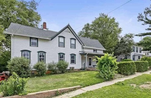 Tonica House | Spacious 4 BR 3BA Mins to Starved Rock