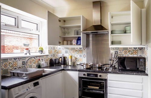 Norwich House | Spacious 4-BR Bungalow with Free Parking