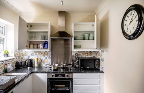 Norwich House | Spacious 4-BR Bungalow with Free Parking
