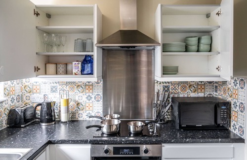 Norwich House | Spacious 4-BR Bungalow with Free Parking