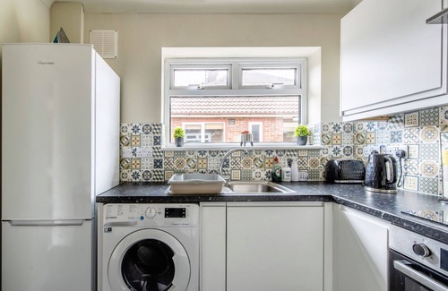 Norwich House | Spacious 4-BR Bungalow with Free Parking