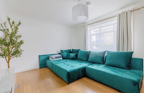 Leyton House | Spacious 4BD Home with Large Garden, East London