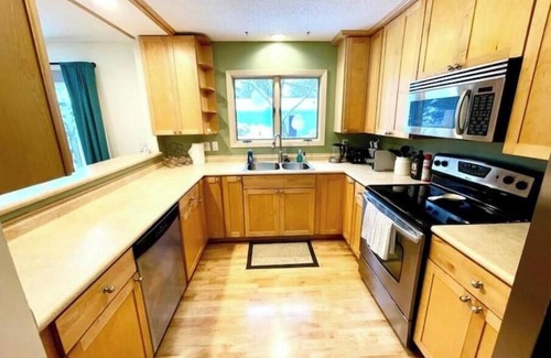 Seward House | Spacious 4BR/2.5BA+Loft w Cable By Lux Life