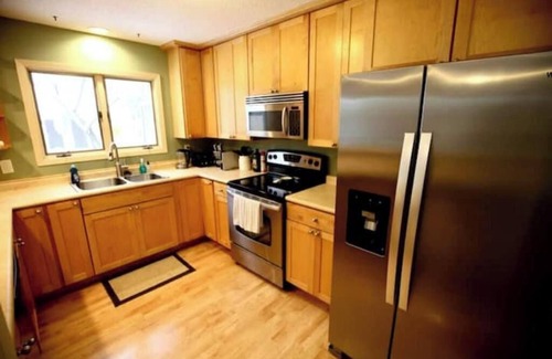Seward House | Spacious 4BR/2.5BA+Loft w Cable By Lux Life