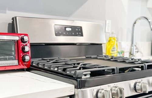 Burbank House | Spacious 4BR- 4BA in Hollywood - Ful2-Bur