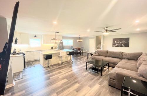 College Park House | Spacious 4BR by Airport & Shops!