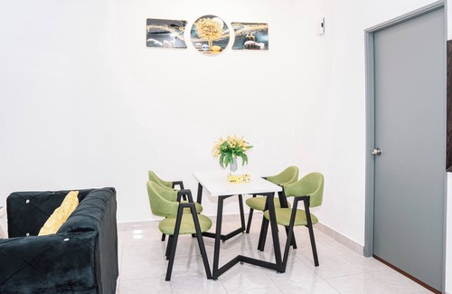 Senai House | Spacious 4BR Family Home Near Senai Airport JB