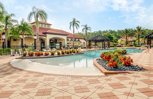 Bellavida House | Spacious 4BR Family Townhouse—Private Pool & BBQ