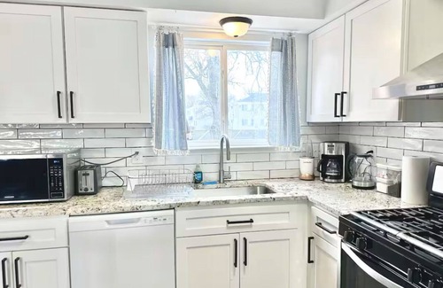 Sterling Heights House | Spacious 4BR Home in Sterling Heights – 2 Family Rooms, Bar & Perfect for Groups