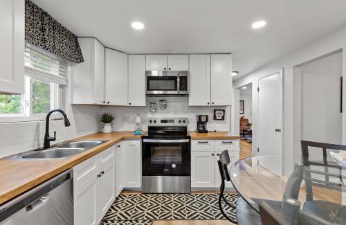 Pittsburgh Apartment | Spacious 4BR Home-Big Yard Huge Driveway