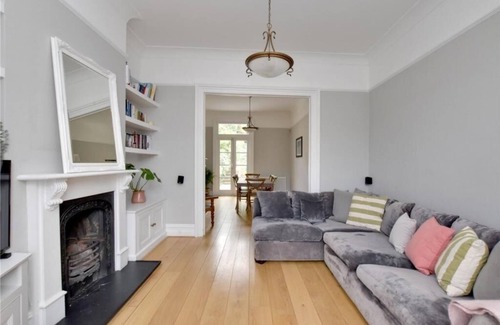 Charlton House | Spacious 4BR Home/Garden, Parking, 3 min to Train