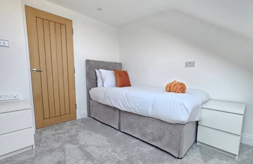 Higham Hill House | Spacious 4BR House, London, Sleeps 9, Free Parking