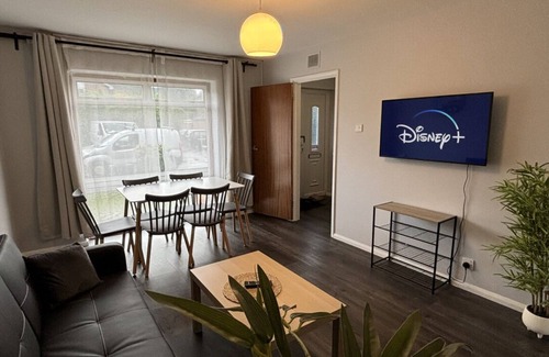 Crawley House | Spacious 4BR House Near Gatwick✈️