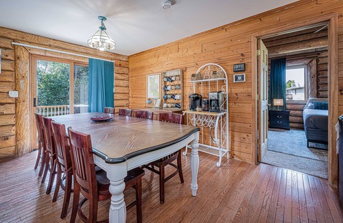 Apple River Cabin | Spacious 4BR Log Cabin Getaway | Hot Tub, King Beds, Fire Pit