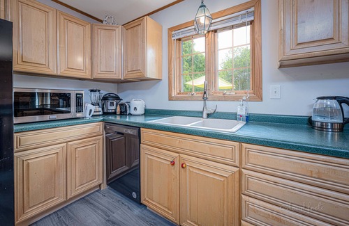Apple River Cabin | Spacious 4BR Log Cabin Getaway | Hot Tub, King Beds, Fire Pit