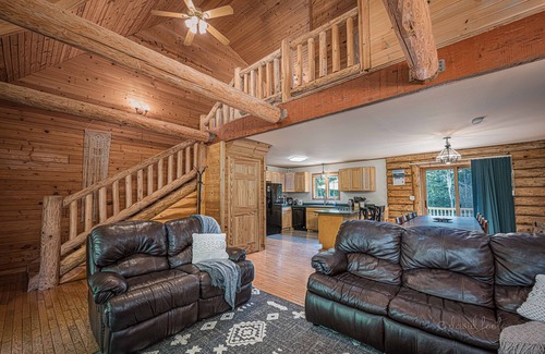 Apple River Cabin | Spacious 4BR Log Cabin Getaway | Hot Tub, King Beds, Fire Pit