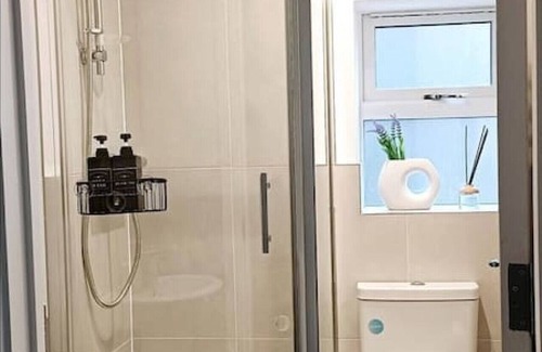 Luton House | Spacious 4BR Stayfolk Home in Luton | Sleeps 10 | Near Airport & Station
