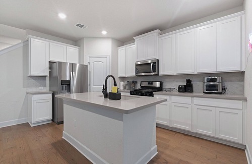 Austin House | Spacious 4BR w/Yard, Near Airport & F1 Circuit in Quiet Neighborhood