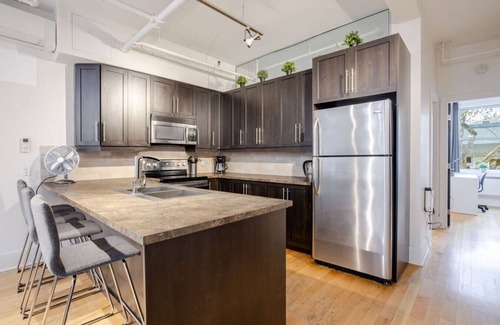 Milton Park Apartment | Spacious 4BR1B Chic Retreat in the Plateau