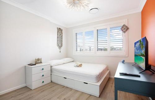 Moorebank House | Spacious 5 Bd 3 Bath Accessible Luxury Home with Private Pool