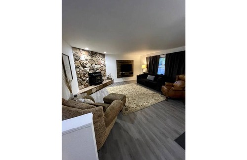 Billings House | Spacious 5 bed/3 bath home with backyard