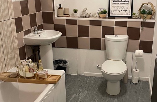 Wolverhampton House | Spacious 5-Bed House perfect for long stay