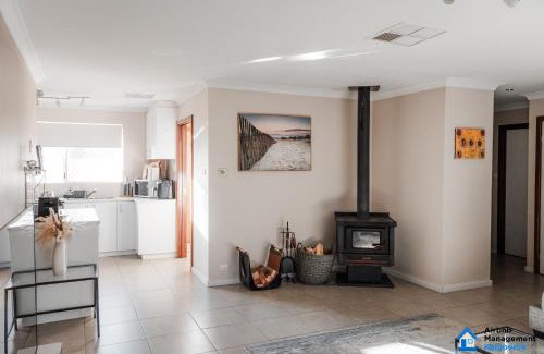 Hannans House | Spacious 5-bed house opposite Golf Course