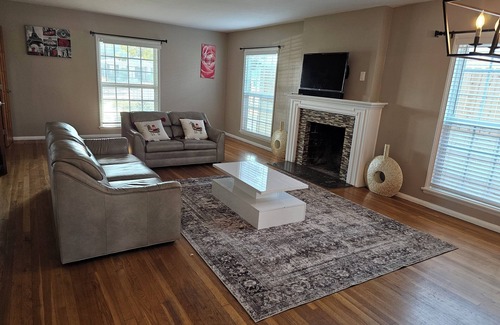 San Bernardino House | Spacious 5-bedroom bungalow in amazing San Bernardino with fitness room, AC