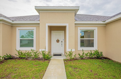 White City House | Spacious 5-bedroom house in enchanting Port St. Lucie with WiFi, AC