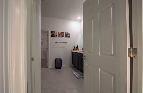 White City House | Spacious 5-bedroom house in enchanting Port St. Lucie with WiFi, AC