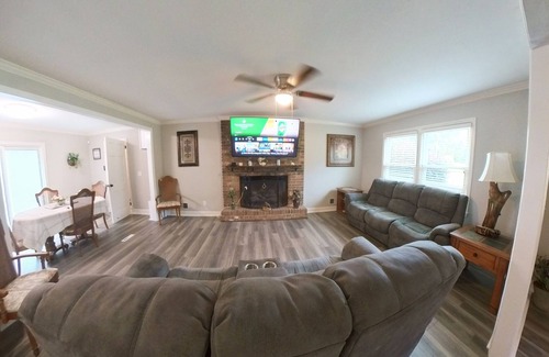 West Columbia House | Spacious 5-bedroom house in awesome West Columbia with WiFi, AC